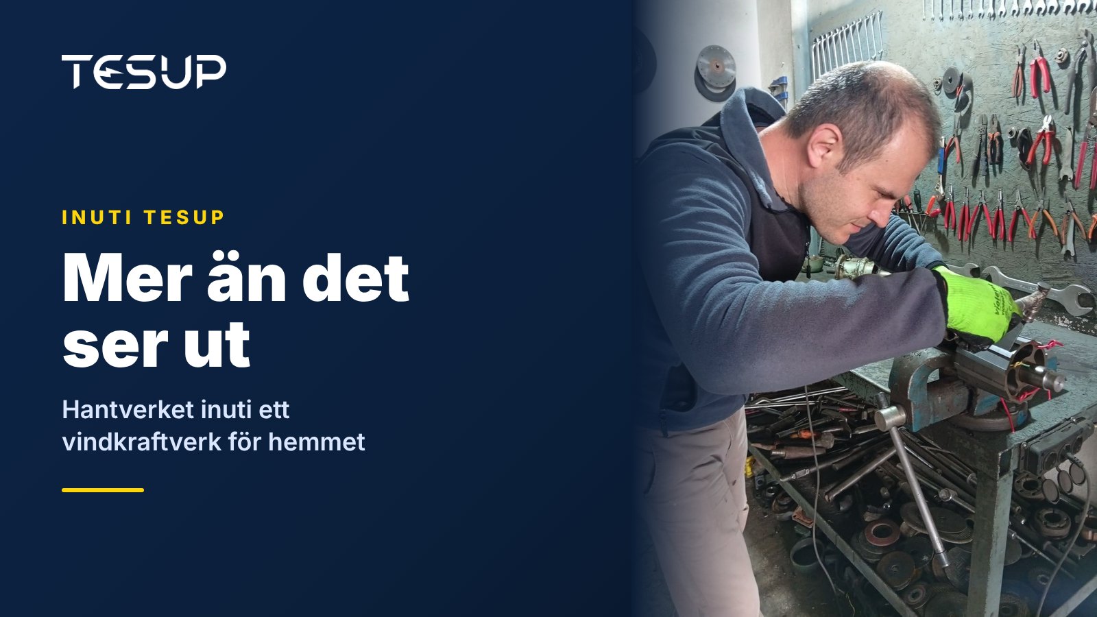En TESUP-tekniker monterar en generatorrotor och axel vid en arbetsbänk framför en vägg med verktyg, med rubriken: mer än det ser ut, hantverket inuti ett vindkraftverk för hemmet