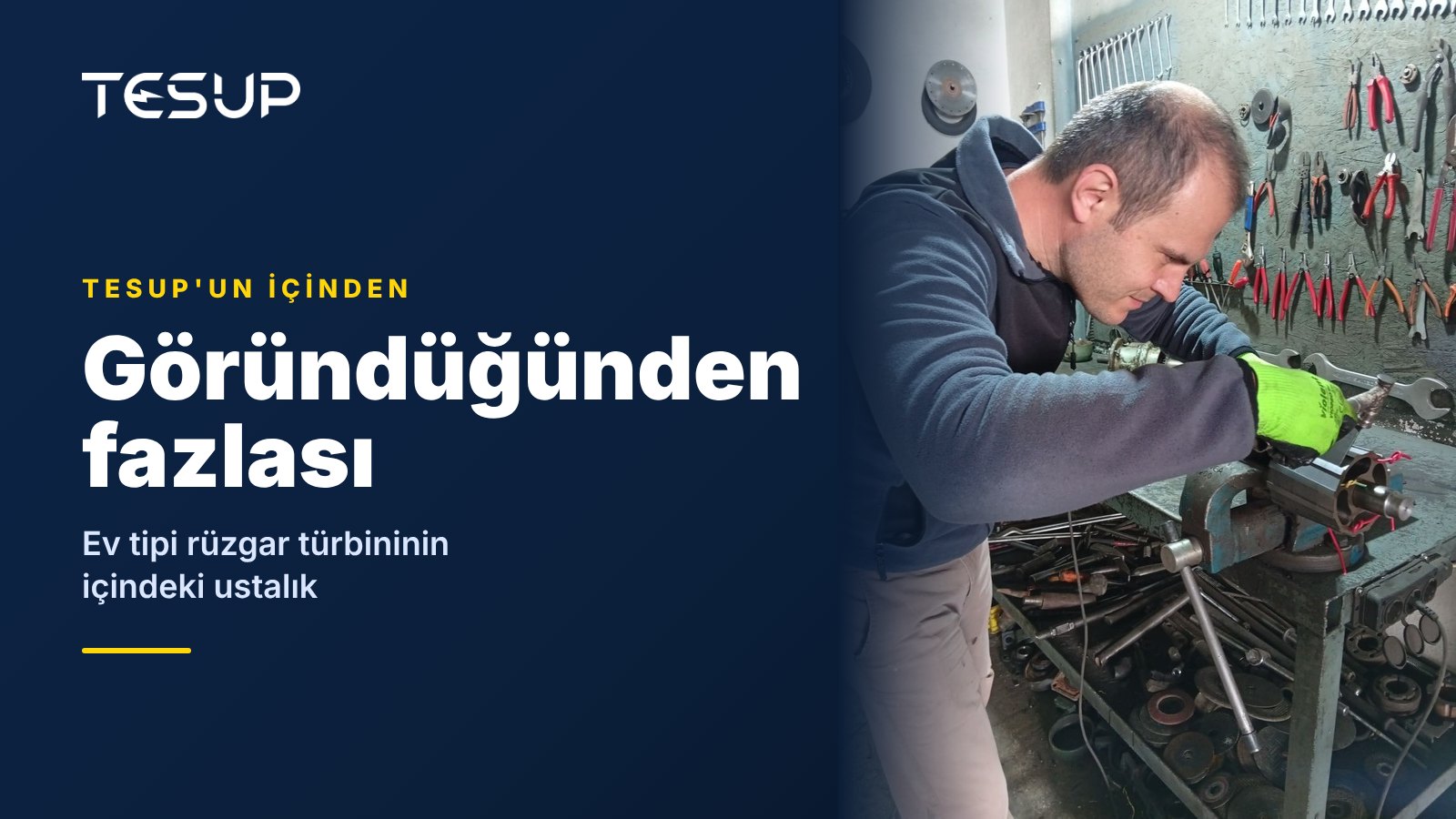 Alet dolu bir duvarın önündeki tezgâhta jeneratör rotoru ve milini monte eden bir TESUP teknisyeni; başlık: göründüğünden fazlası, ev tipi bir rüzgar türbininin içindeki ustalık