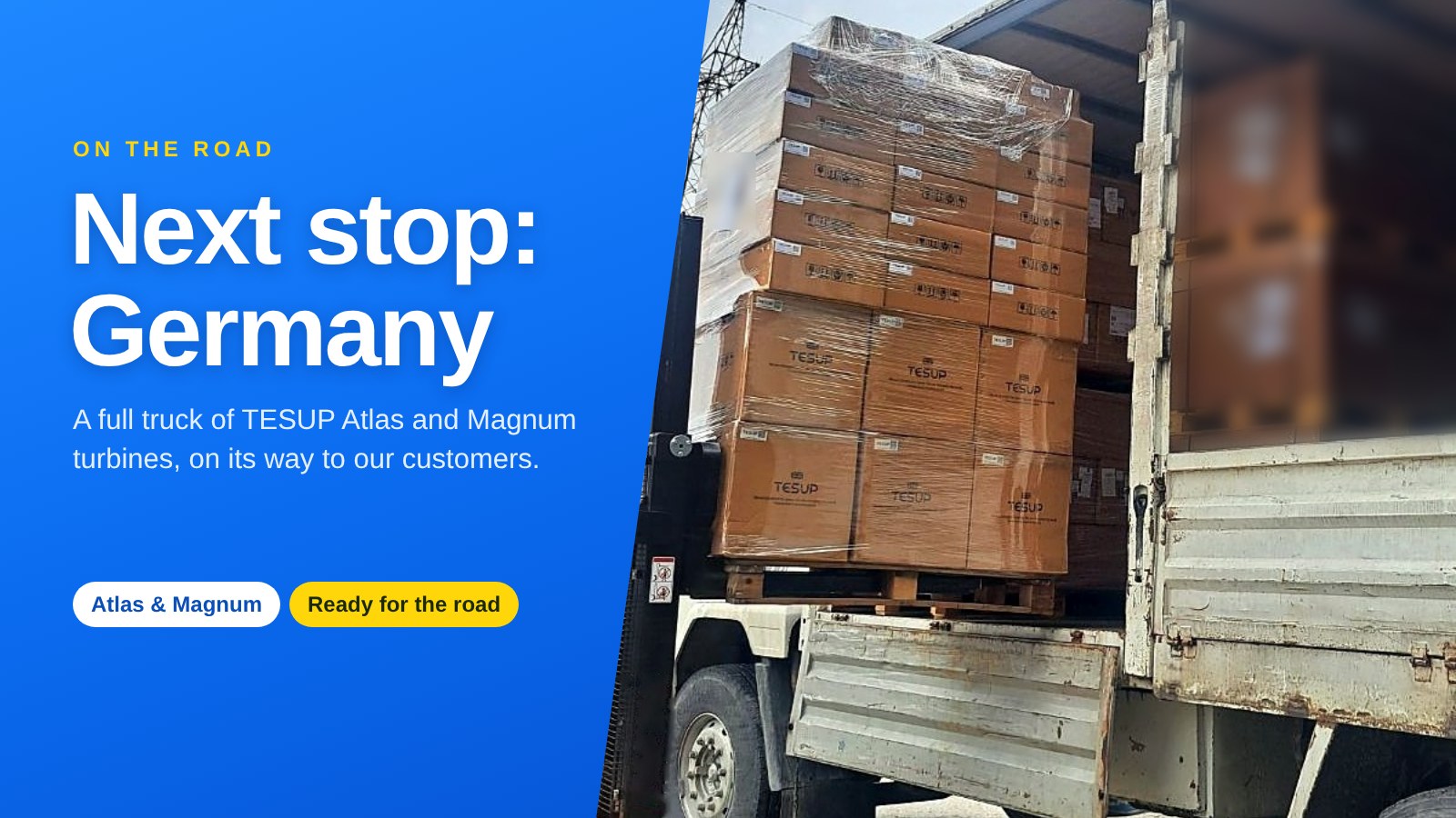 Un apilador sube a un camión un palé de cajas TESUP envuelto en film estirable, junto al título Próxima parada: Alemania