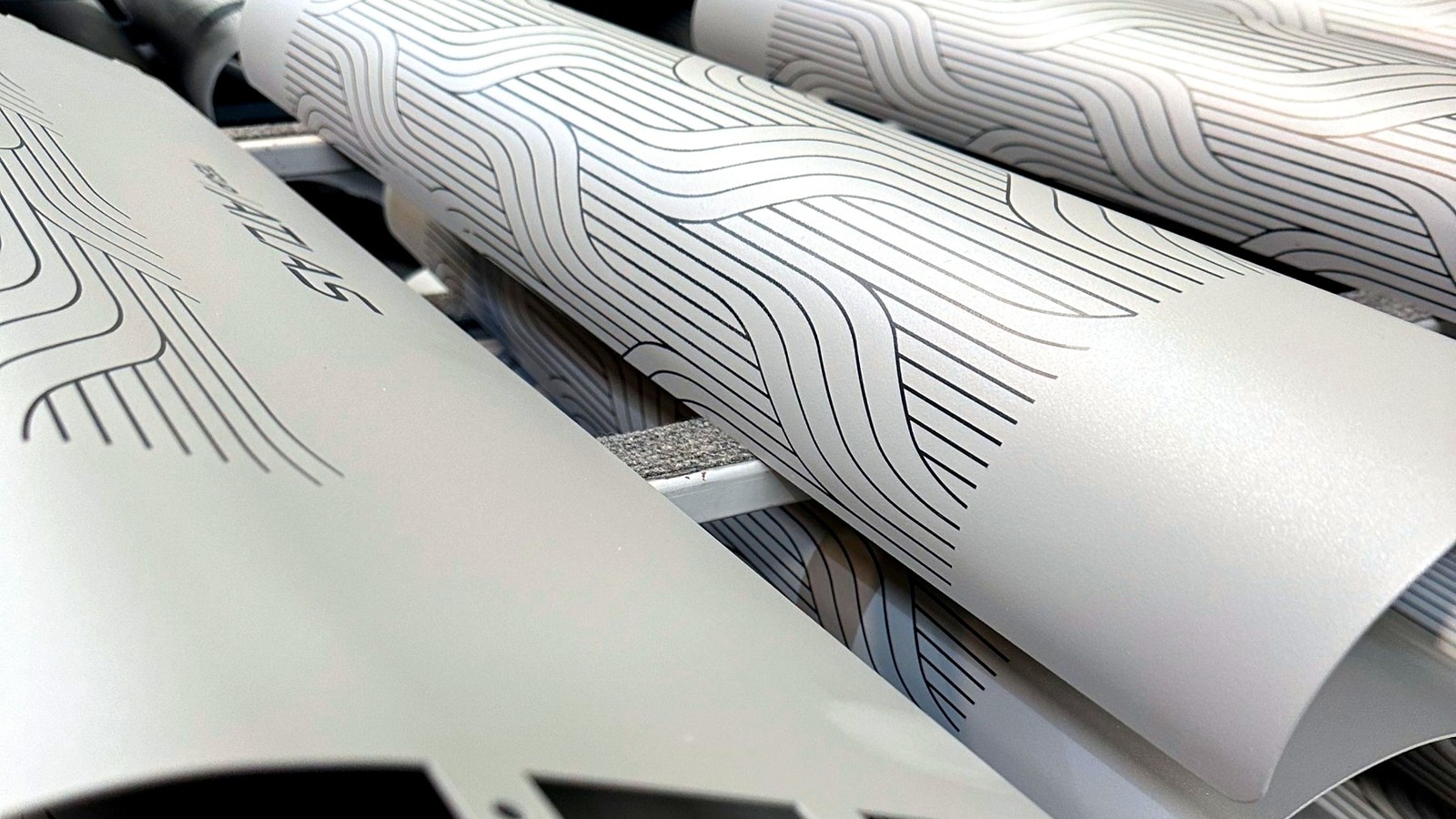 Lasergeschnittene, lasergravierte und gerollte Aluminiumplatten an der Fertigungslinie von TESUP