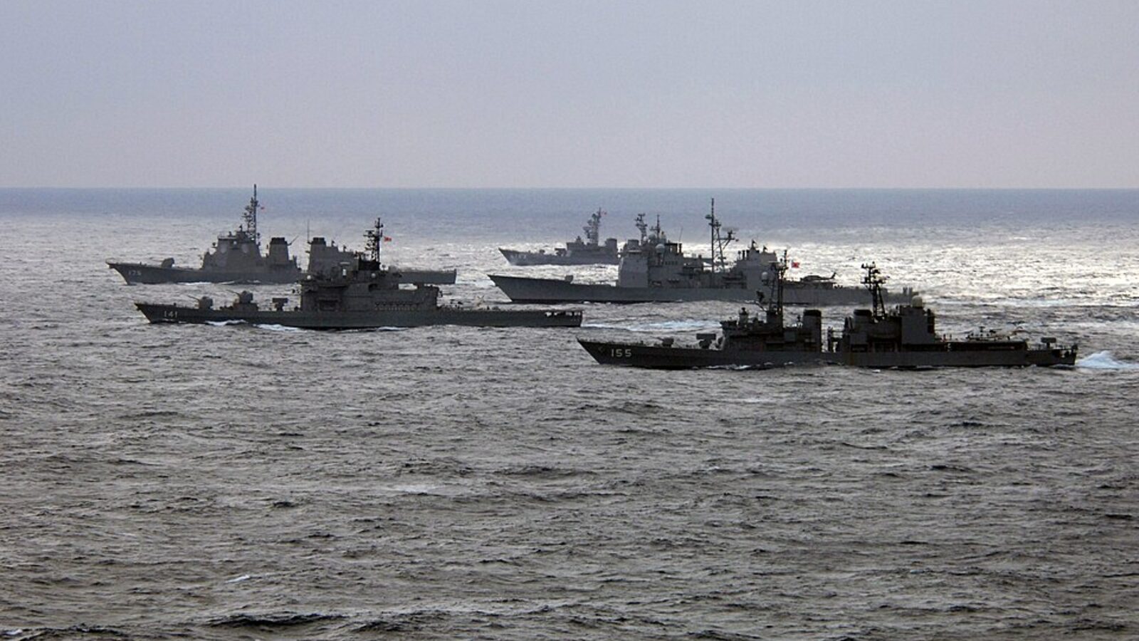 灰色の海を接近して航行する二つの海軍の軍艦