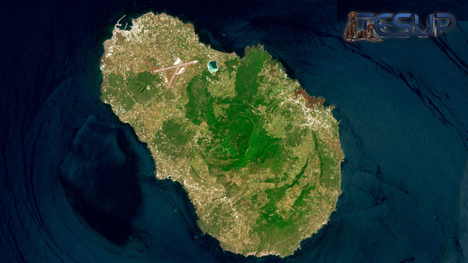 Sicilya Boğazı'nın koyu mavisinde volkanik Pantelleria adasının uydu görüntüsü