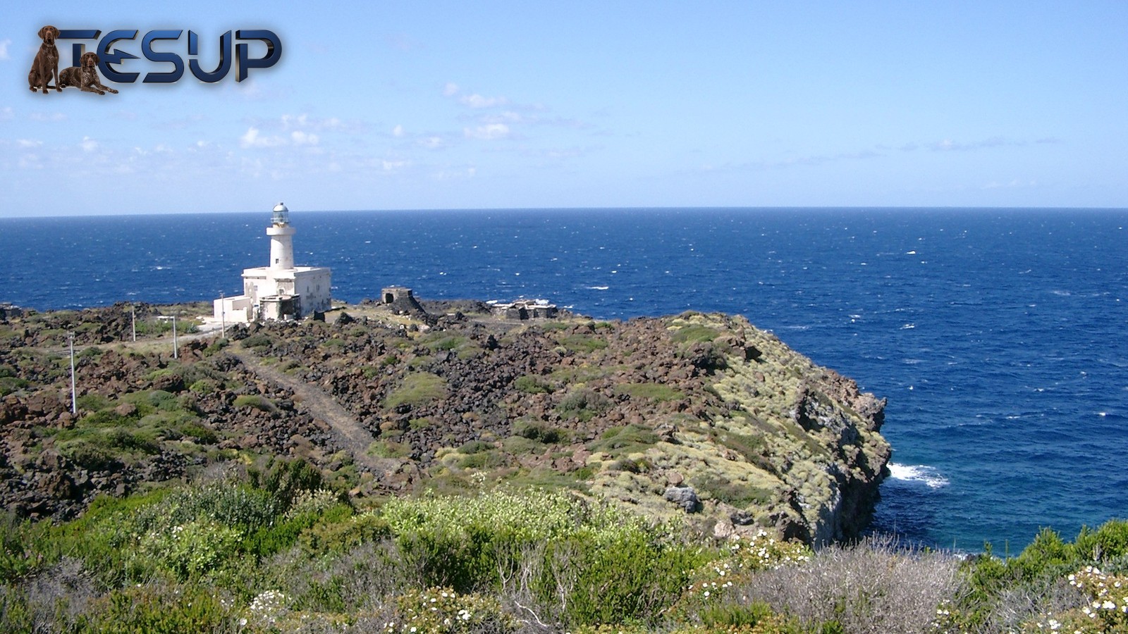 Punta Spadillo deniz feneri ve koyu mavi denizle Pantelleria'nın siyah lav kıyısı