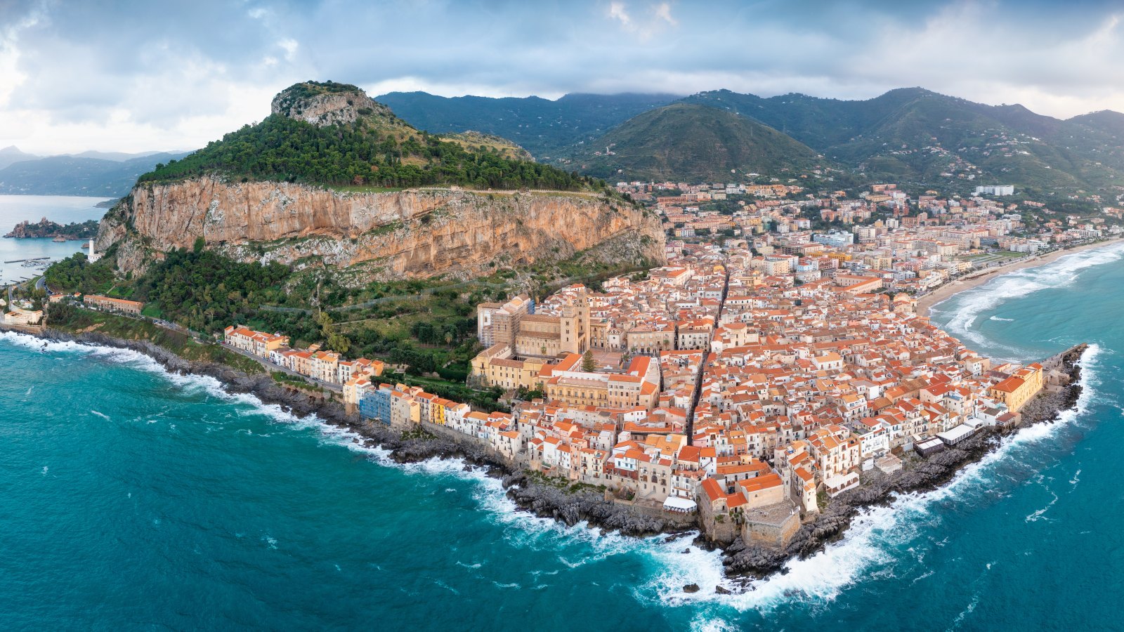 Vista aérea de Cefalù en la costa tirrena de Sicilia, una ciudad construida sobre un promontorio expuesto con mar a ambos lados