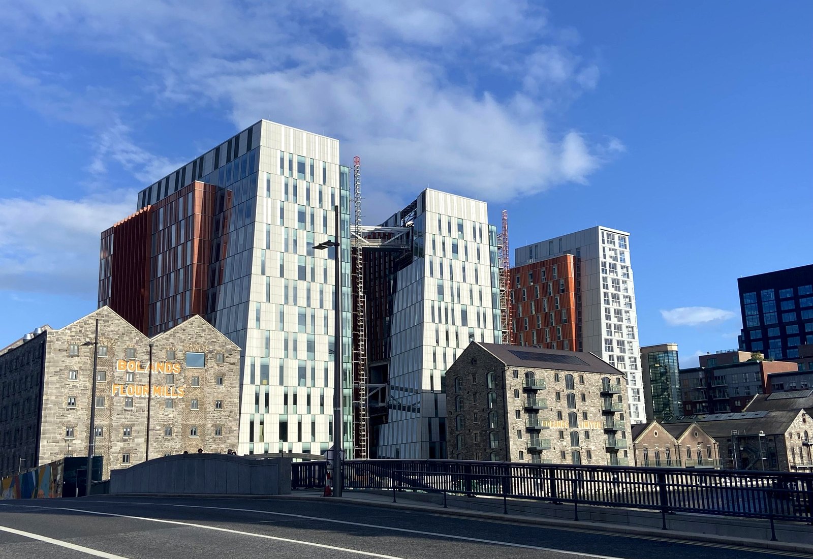 Edifícios de escritórios modernos ao lado de armazéns de pedra restaurados em Boland's Quay, nas Docklands de Dublin